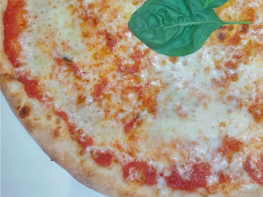 Il cornicione di una Margherita appena uscita dal forno, visto da vicino