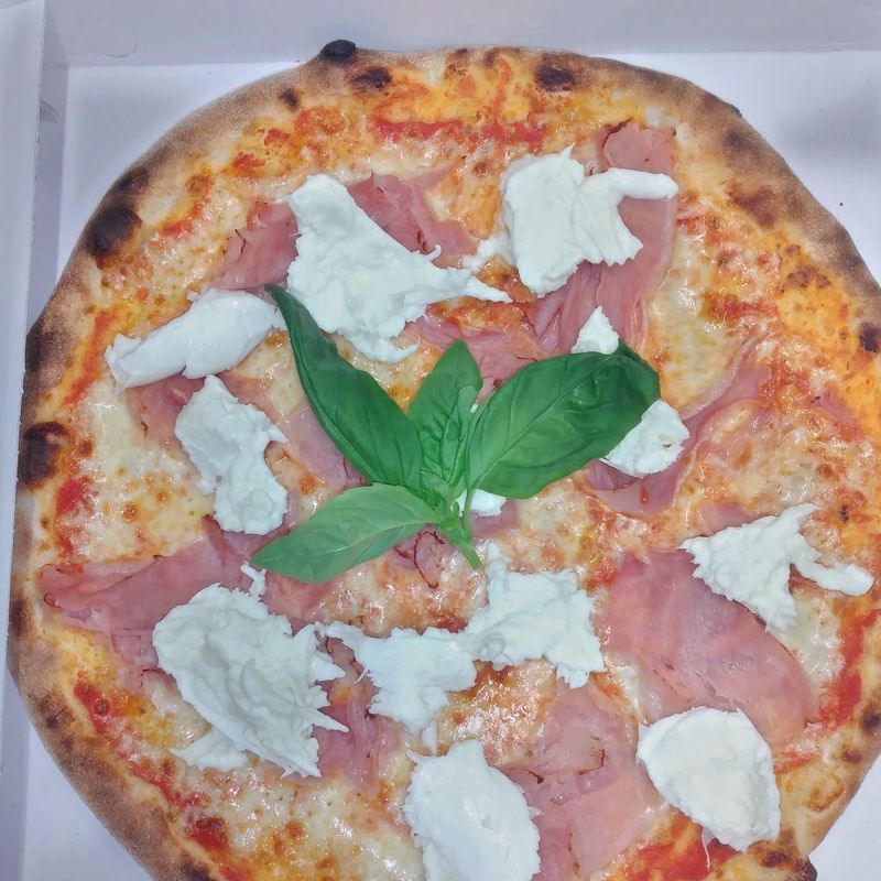 Pizza Alessandro con prosciutto cotto, mozzarella di bufala e basilico
