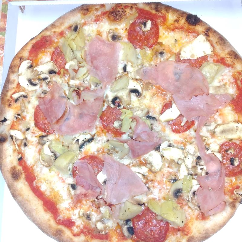 Capricciosa con prosciutto, funghi, carciofi e salamino