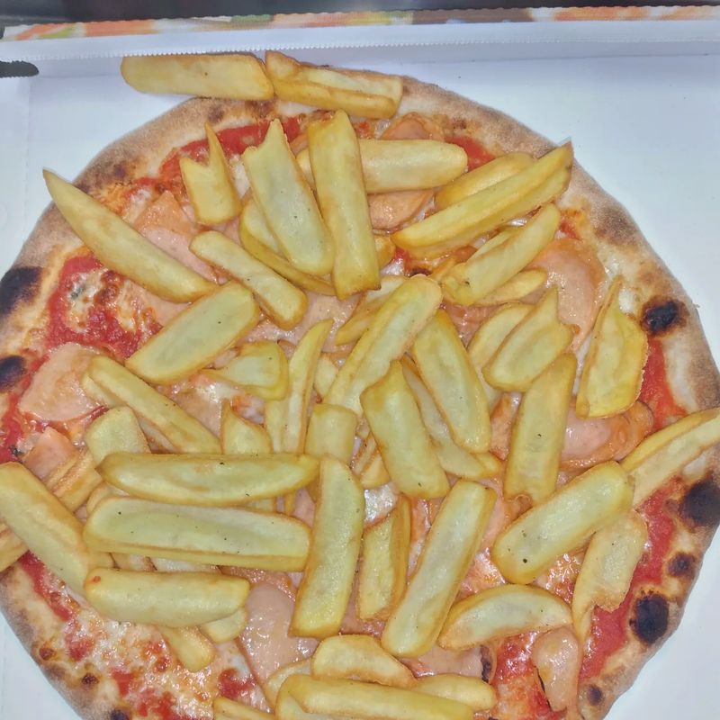 Pizza Riccardo coperta di patatine