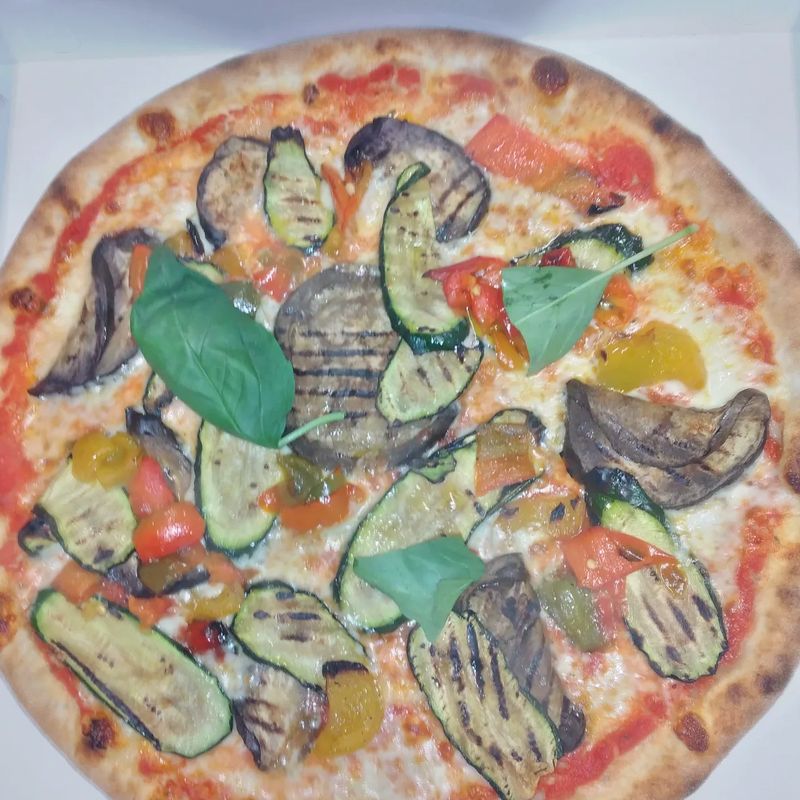 Pizza Vegetariana con melanzane, zucchine e peperoni