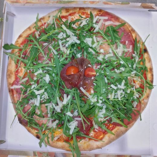 Pizza con rucola, grana e pomodorini
